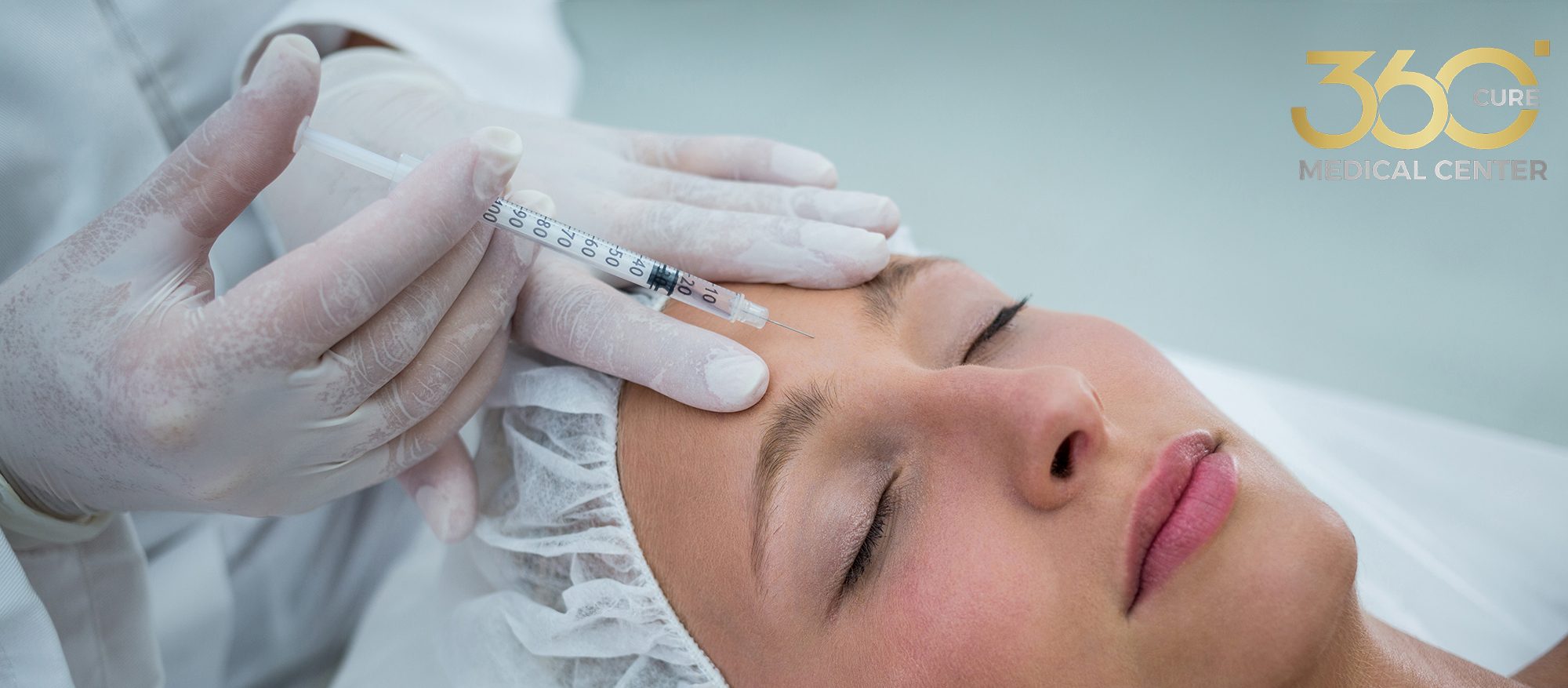 اعلاد التجاعيد بالبوتوكس مرأة تتلقى حقن بوتوكس احترافية لعلاج التجاعيد في مركز 360 كيور الطبي في أبوظبي.